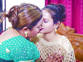 印度熟女继母和她的继妹教她的继女如何第一次进行性行为（完整电影）