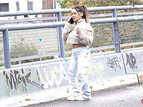 德国侦察兵 - 身材娇小的拉丁裔侏儒 Munequita Enfadada 与柏林大屌试镜者交谈