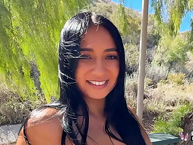 奥菲莉亚·普尔是个彻头彻尾的妓女，却有着一张无辜的脸