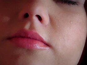 令人惊叹的美丽女孩在桑拿房里和一位老男人做爱