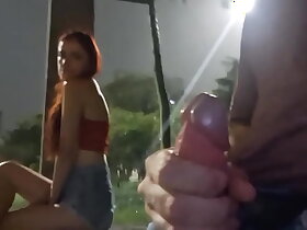 在公交车站为性感红发女郎在街头进行危险手淫