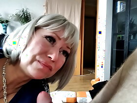 与决定分居的荡妇进行热辣POV性爱)) 她的洞怎么这么快就插不上我的鸡巴！先从口交开始吧，我的熟女！