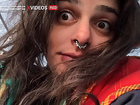 在沙漠中一辆废弃的巴士里做爱！