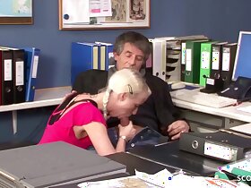 老教师在拘留期间与德国年轻学生发生性关系 - 德国复古