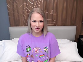 金发少女丰满肥臀吮吸鸡巴