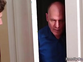 性感继母与顾客的继女发生性关系，继母第一次暴露