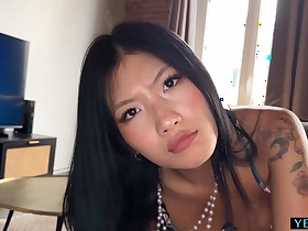 他发现他的中国继妹正在发裸照！