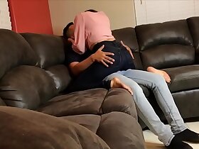 漂亮女孩在沙发上被房东操 - Lexi Aaane