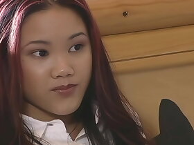 娇小亚洲少女露西在健身房做爱