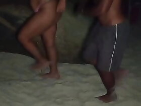 海滩上危险的公开性行为几乎被警察抓住