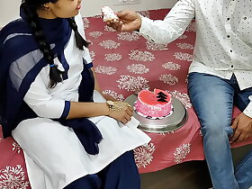 Komal 的男朋友在庆祝节日时切蛋糕