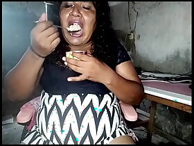 人妖伊丽莎白自慰后吸食自己的精液，并把精液和香肠一起吃