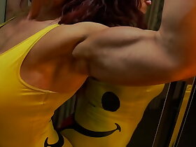 崇拜我鼓起的二头肌