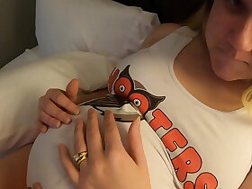 我怀孕九个月的妻子告诉我，她在 Hooters 的男厕所里给一个男人口交，之后我就给她内射了。