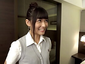 一位身着剃光制服的年轻漂亮妻子与另一位男人发生性关系，并在她体内射精。* “我没有性欲低落或性冷淡。” 她申请是因为厌倦了与丈夫发生性关系来满足自己的性欲。* 她想在认真爱对方的同时进行性爱！1