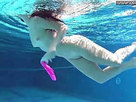 性感的俄罗斯美女杰西卡·林肯在泳池里