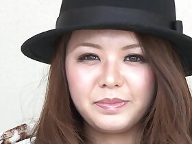 美丽的日本妻子正在拍摄她的第一部成人电影