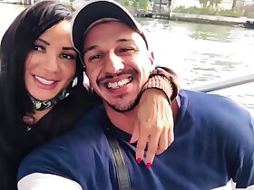 我邀请了一个辣妹去天堂岛，然后我狠狠地舔了她的屁股